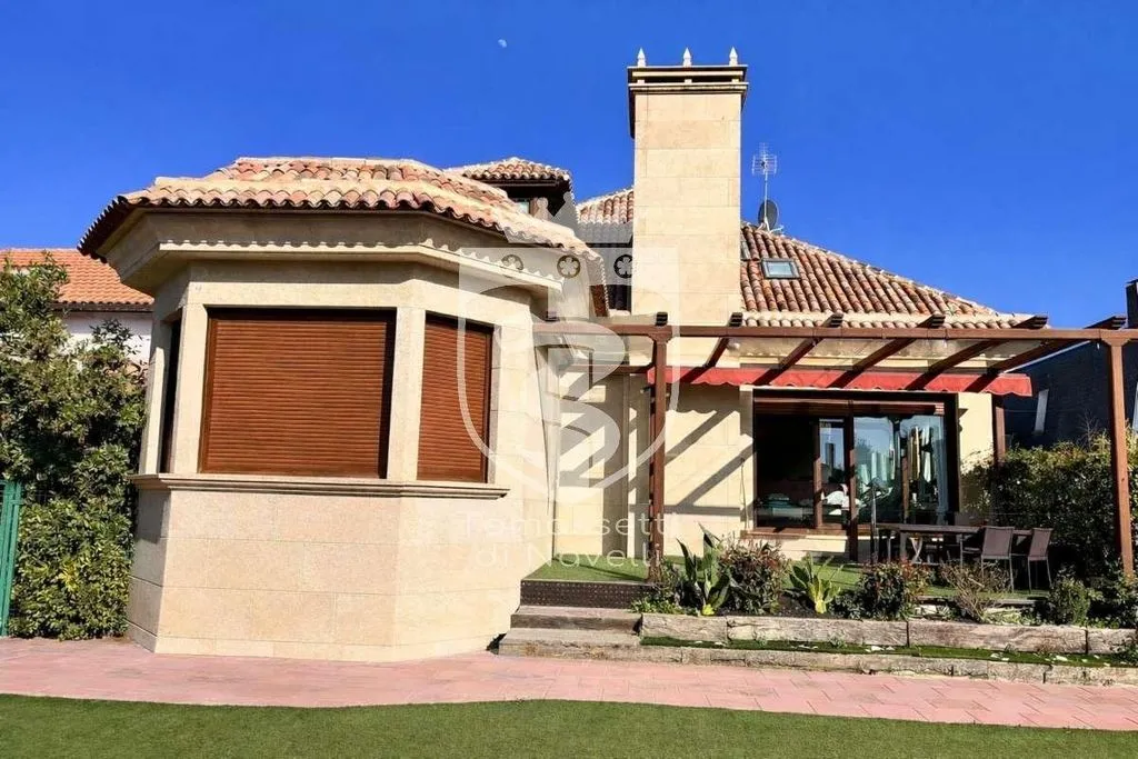 Välivaade - Detached House with Multiple Units in Torrelodones