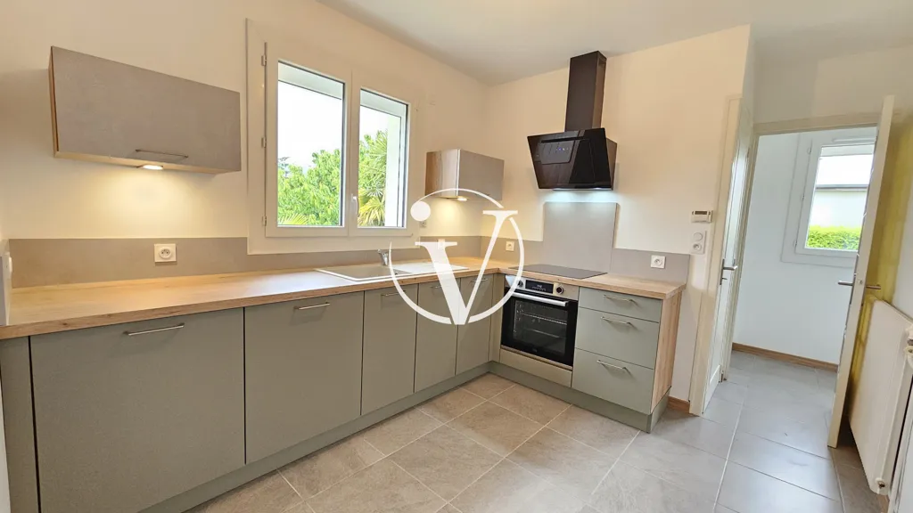 Köök - Renovated House with Balcony in Vendôme