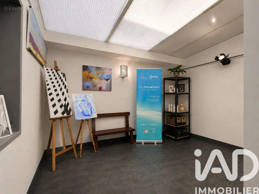 Coiffeur Salon with Parking in Nuaillé-d'Aunis