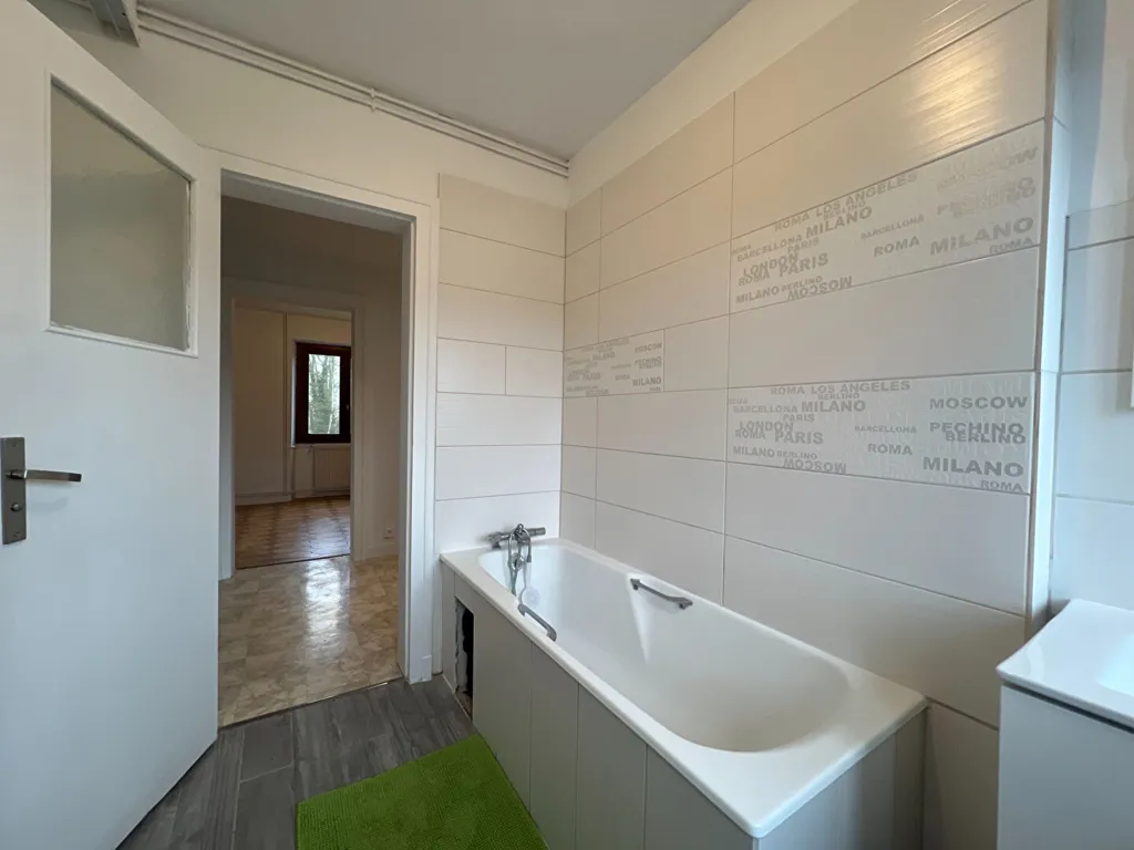 Salles de bain - Appartement avec Jardin et Garage à Bar-le-Duc