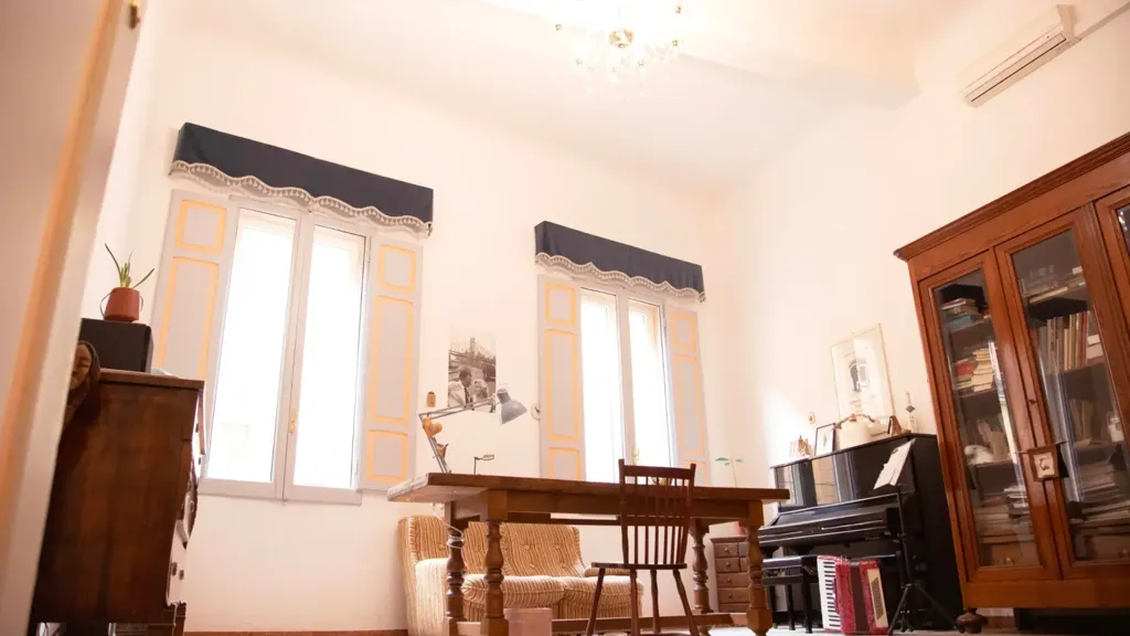 Bureau - Historic Apartment with High Ceilings in Bologna