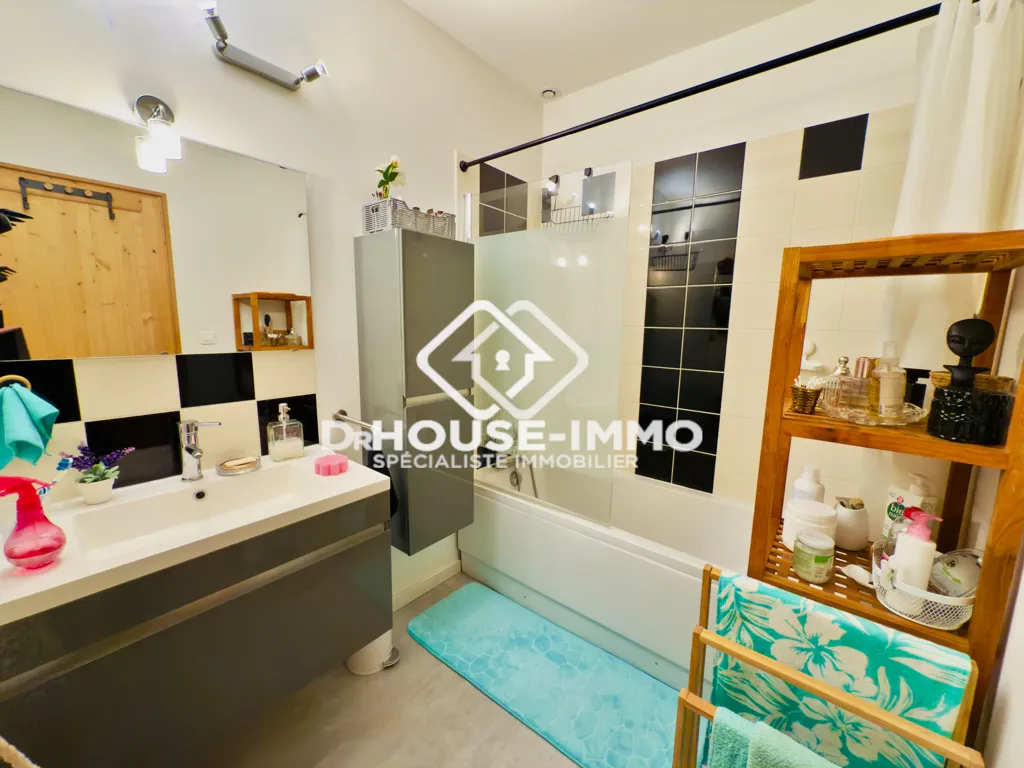 Salles de bain - Duplex Lumineux avec 4 Chambres près du Centre de Périgueux