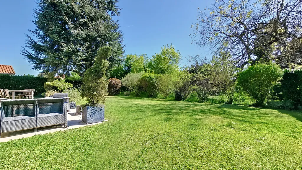 Jardin - Maison Récente avec Jardin à l'Écart des Nuisances