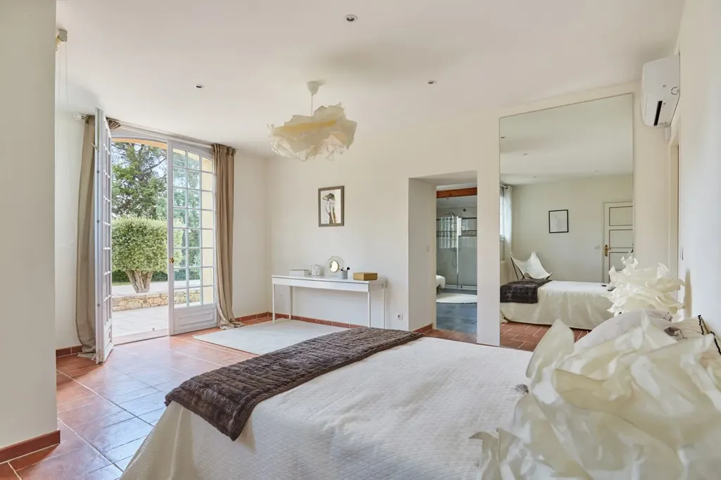 Bedrooms - Secure Reception Property with Pool in Aix-en-Provence
