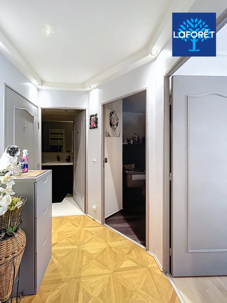 Esik - 3-Bed Flat with Balcony in Noisy-le-Grand