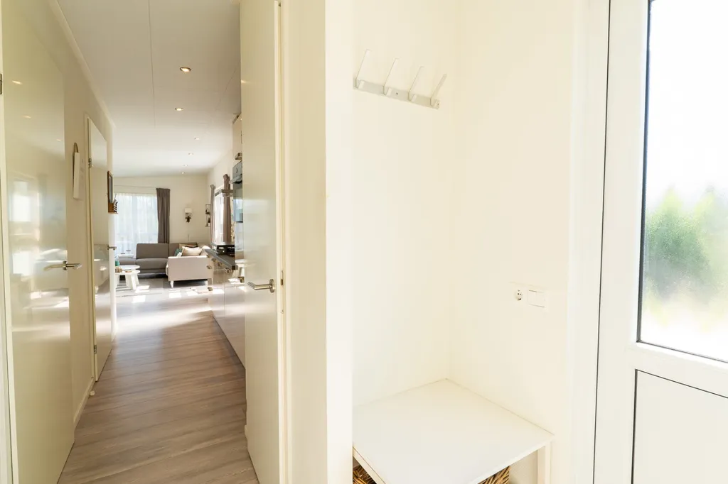 Esik - Chalet with Waterfront Access in Hellevoetsluis