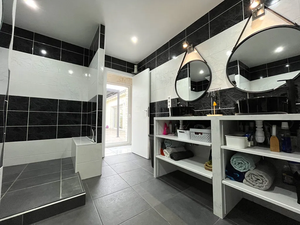 Salles de bain - Maison Moderne avec Piscine à Arpajon-sur-Cère