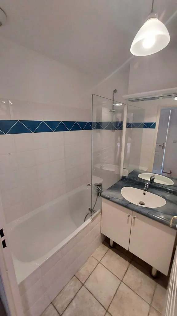 Salles de bain - Appartement Duplex avec Balcon à Montignac-Lascaux