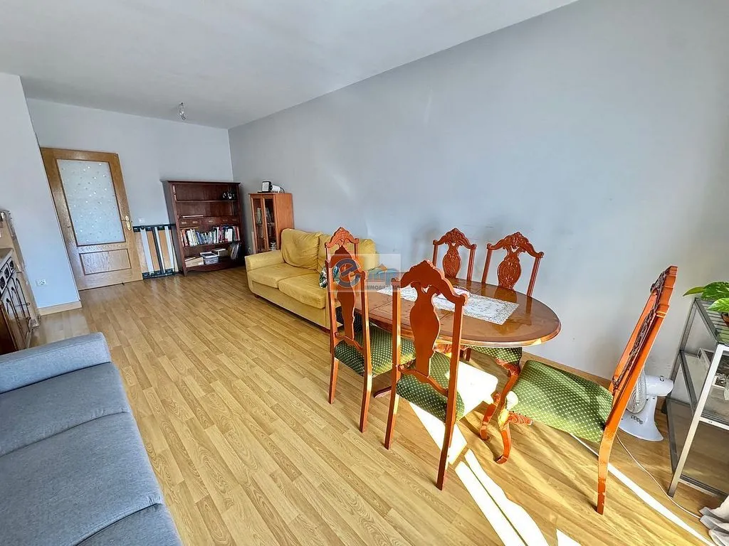 Söögituba - Modern Flat with Balcony in Yuncler