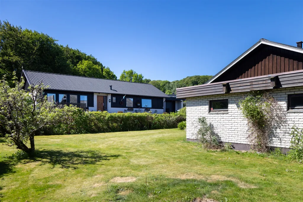 Välivaade - One-Storey Villa with Large Corner Plot in Hasslöv