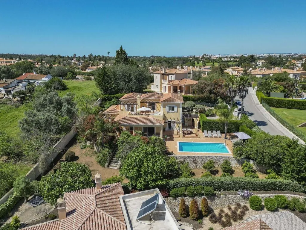 Õhuvaade - Luxury Villa with Golf Views in Estômbar