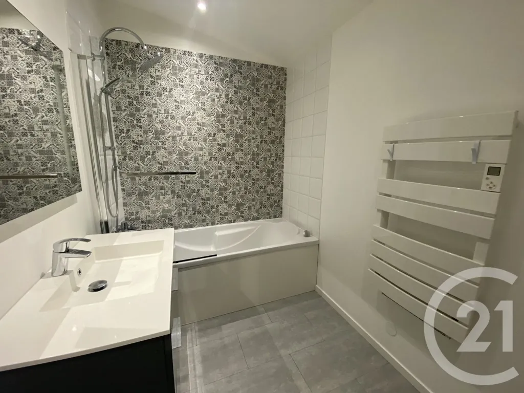Salles de bain - Appartement Moderne avec Jardin à Saint-Quentin