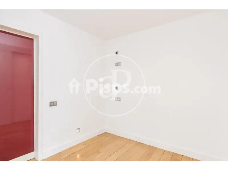Rooms - Modern Apartment with Balcony Views in Madrid Centre