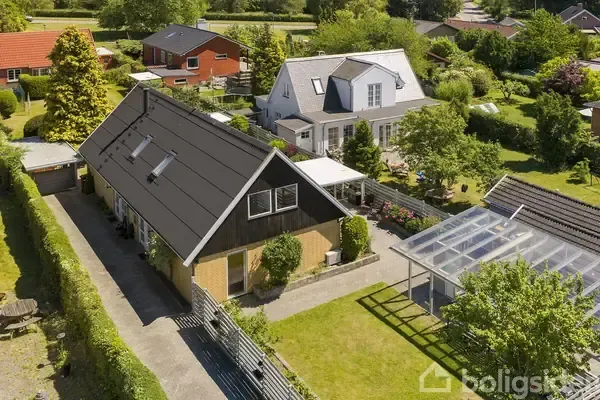 Õhuvaade - Halft Duplex with South-West Garden in Brønshøj