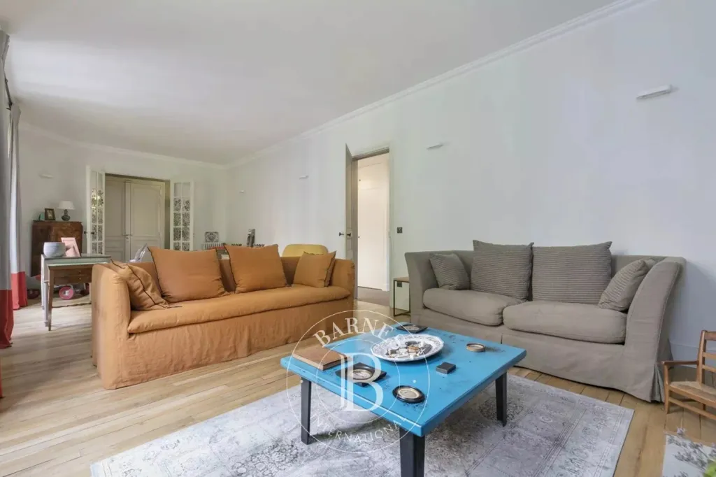 Séjour - Appartement avec Cheminée dans un Immeuble Ancien à Paris