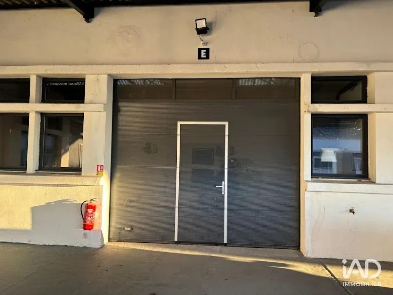 Garaaž - Warehouse with High Ceilings in Le Mesnil-Saint-Denis