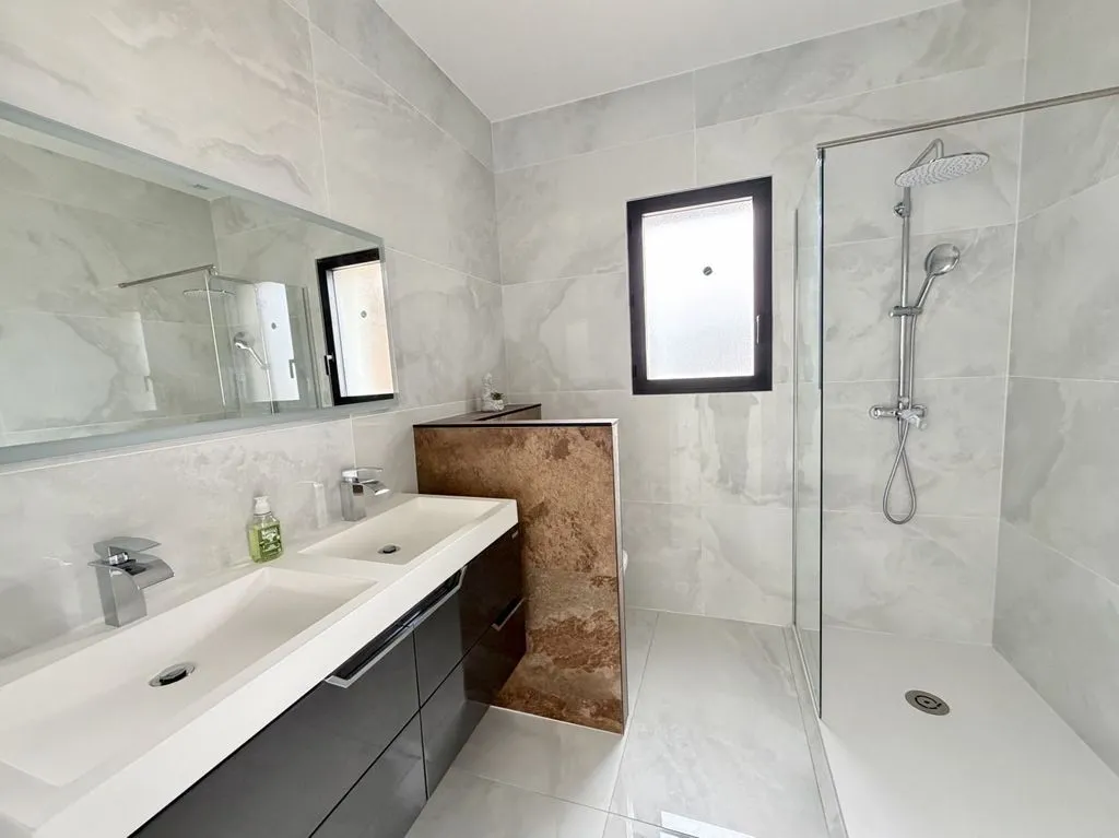 Bathrooms - Luxury Villa with Pool in Agde