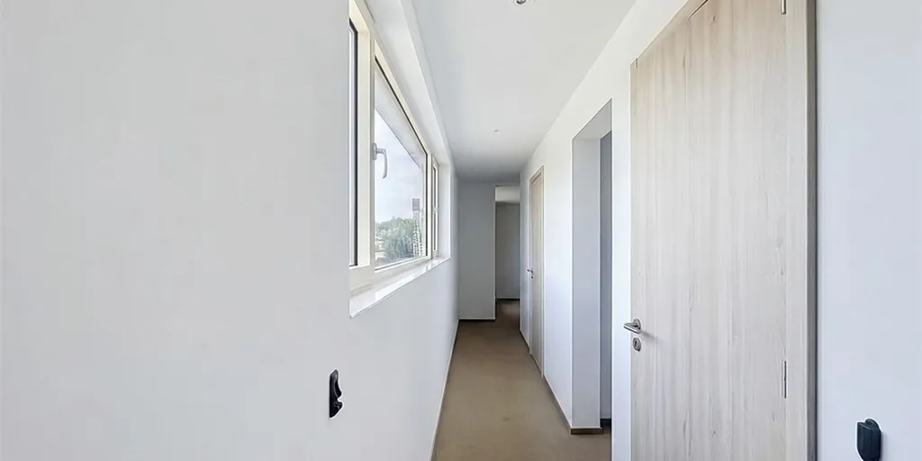 Esik - Spacious 3-Bedroom Apartment with Terrace in Sint-Niklaas
