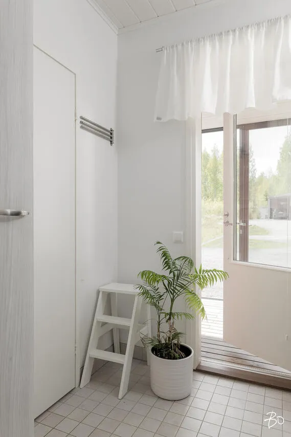 Entrée - Modern End-Unit Apartment with Balcony in Kantola