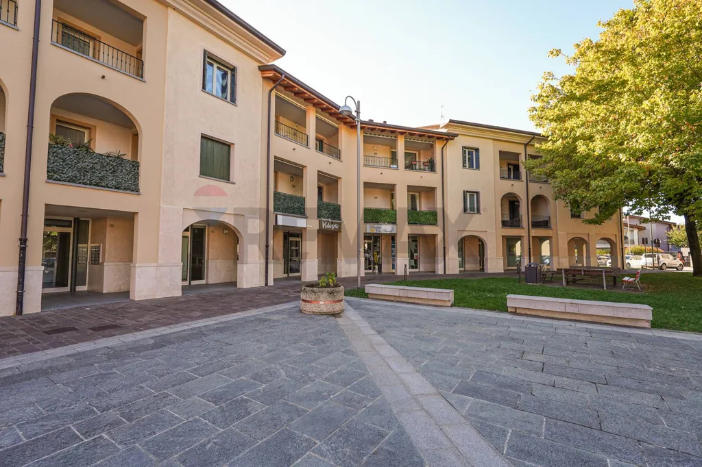 Giardino - Retail Space with Frontage on Via Roma, Valbrembo