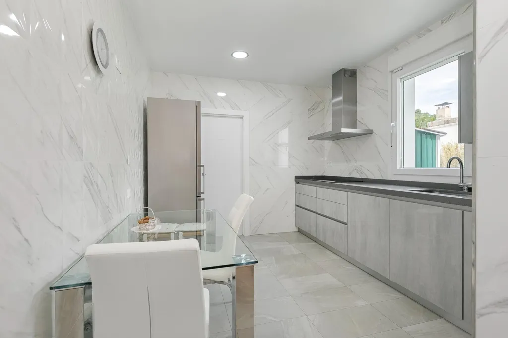 Cuisine - Contemporary Chalet with Pool in Historic Centre