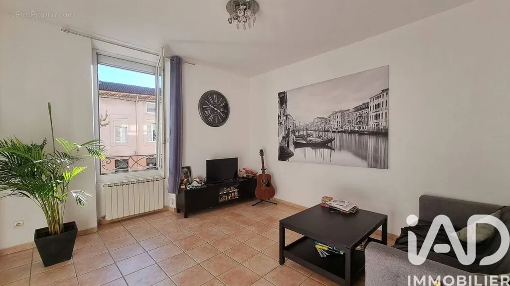 Living Room - 3-Bed Apartment in Châteaurenard Centre