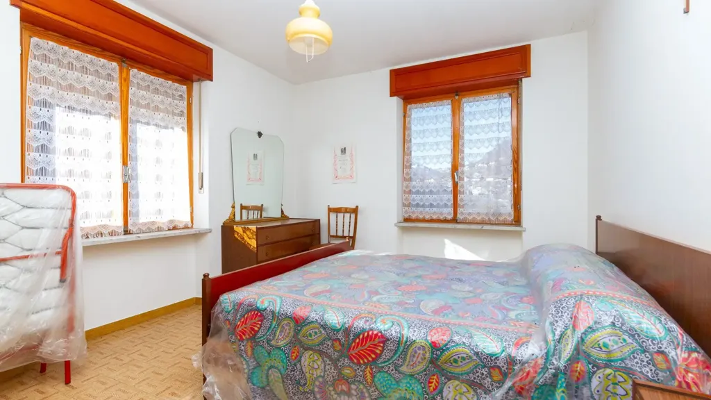 Chambres - Detached House with Three Garages in Frassino