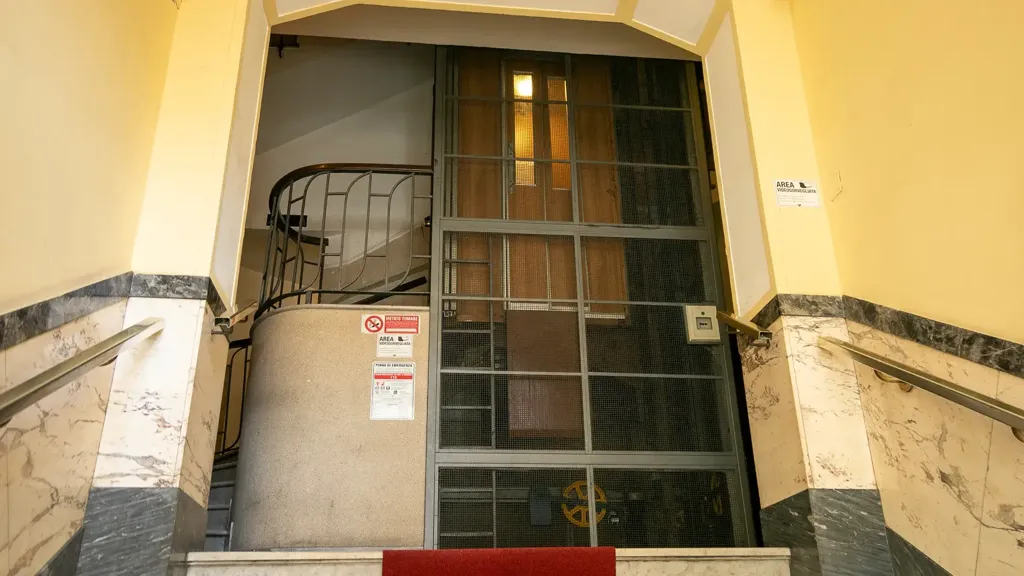 Esik - Central Apartment with Balcony in Genoa