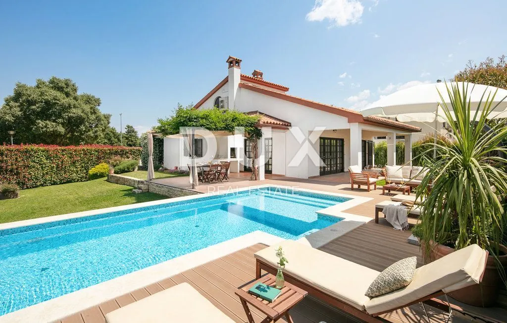 Piscine - High-Ground Villa with Heated Pool in Poreč