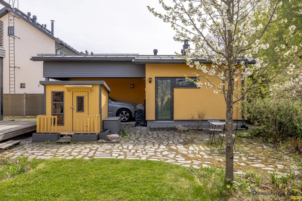 Aed - Stone House with Garden in Torpparinmäki, Helsinki