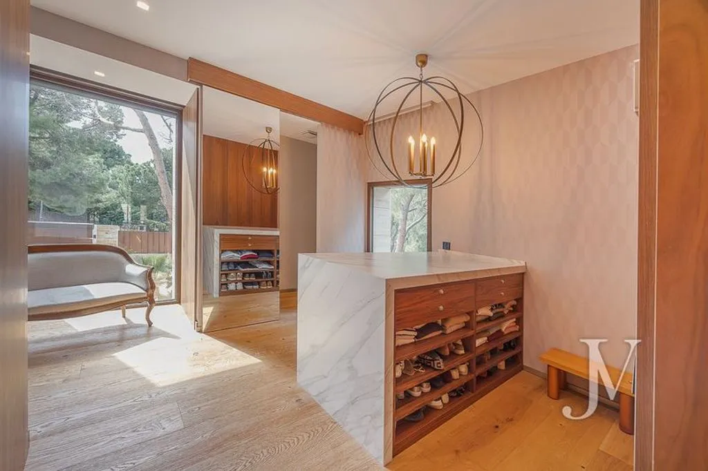 Esik - Luxury Villa with Pool in Montealina, Madrid