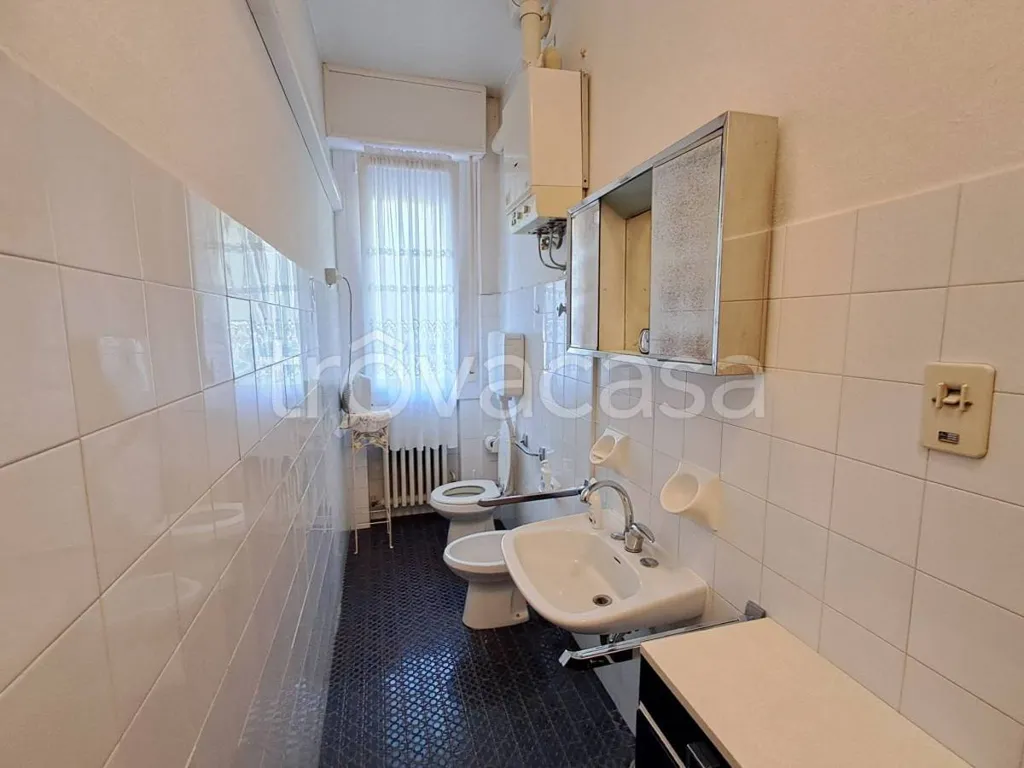 Salles de bain - Apartment with Balcony in Ferrara Centre