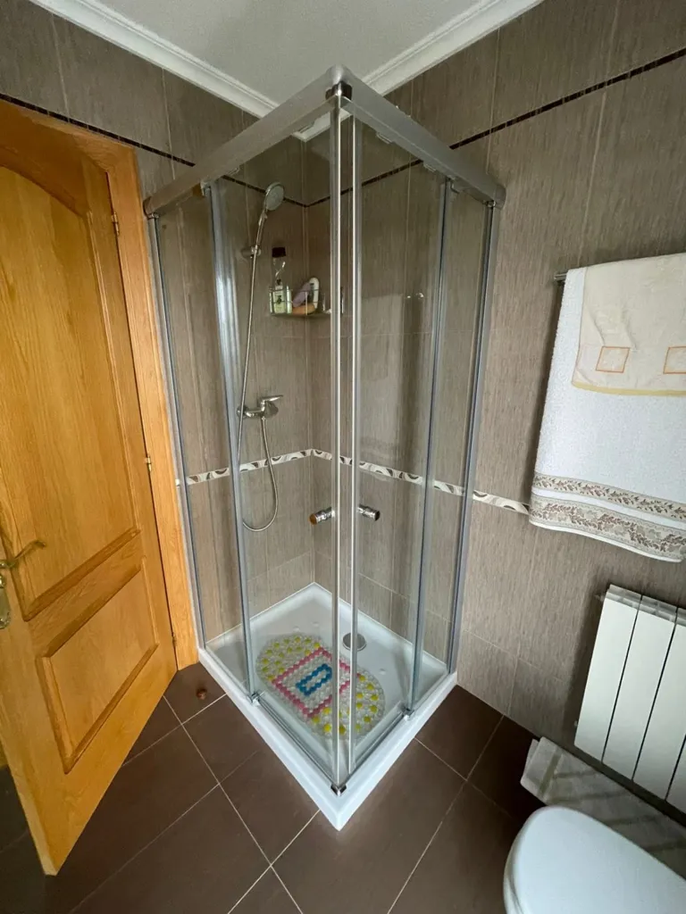 Bathrooms - Chalet with Large Garden in Barcena de Cicero