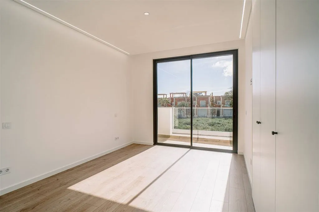 Pièces - Contemporary Semidetached with Rooftop in Fuseta