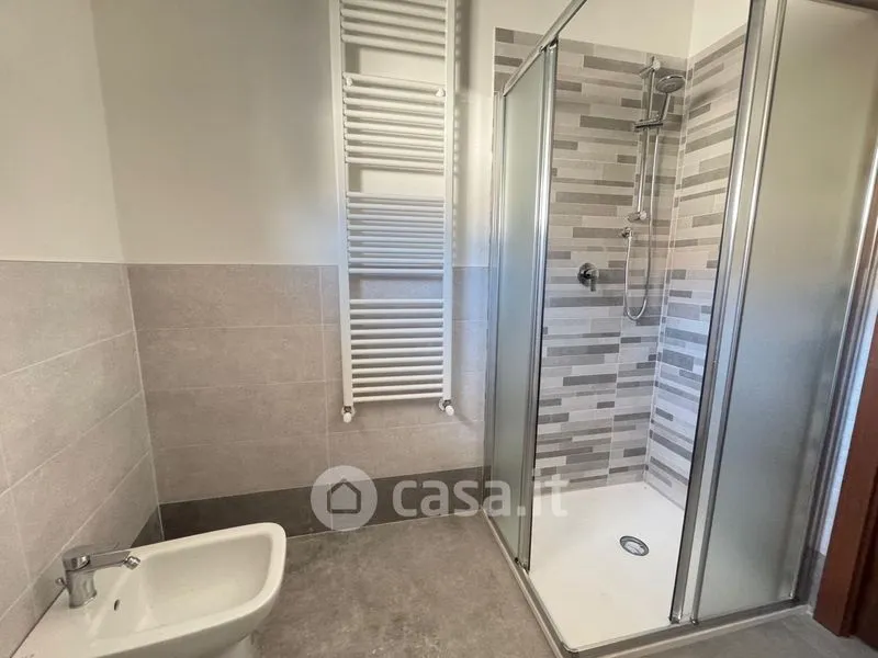 Salles de bain - Rear-Facing Apartment with Balcony in Gambolò