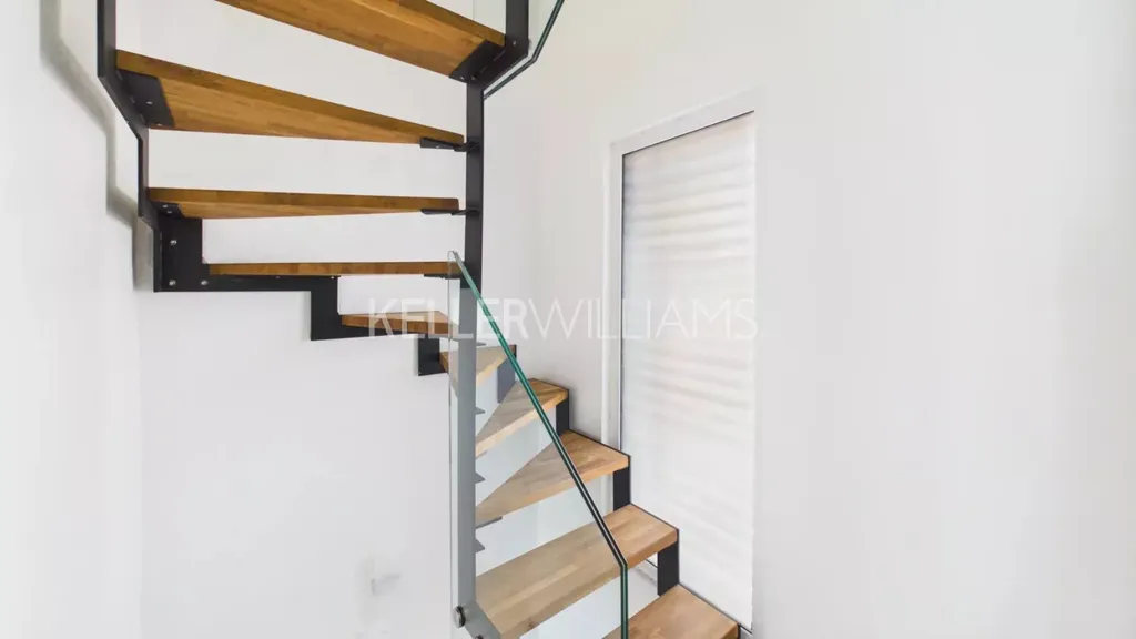 Pièces - Maison Rénovée de 9 Pièces à Rumelange