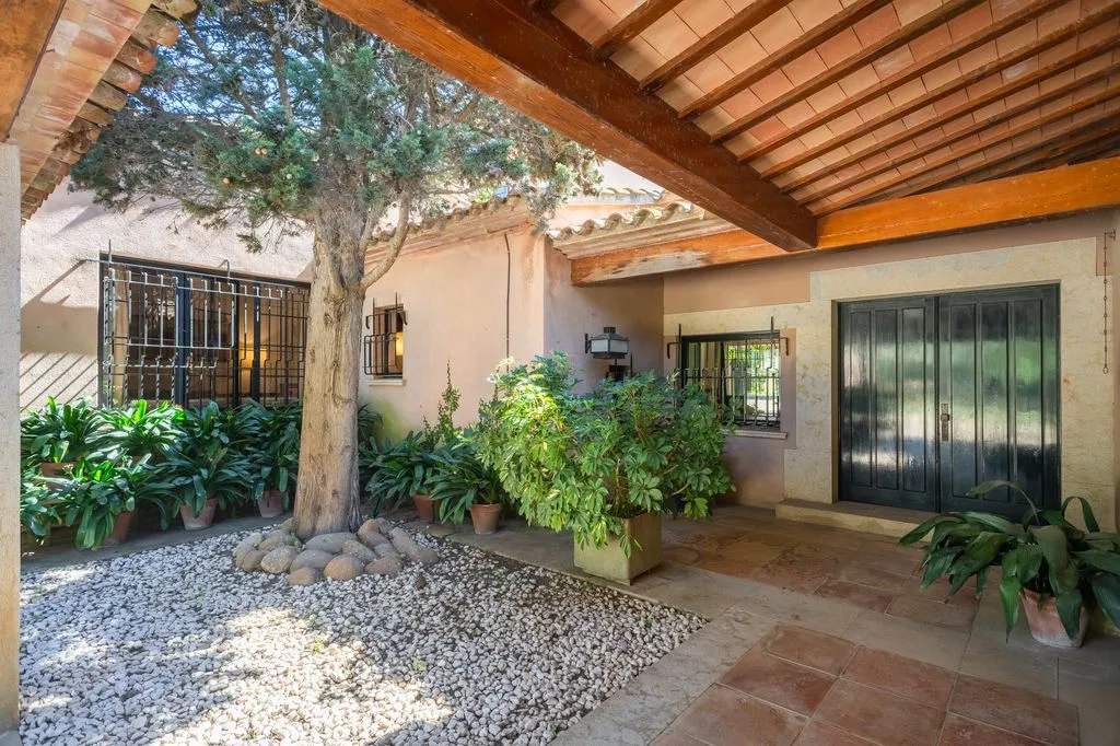 Giardino - Luxury House with Historic Tower in Mont-ras