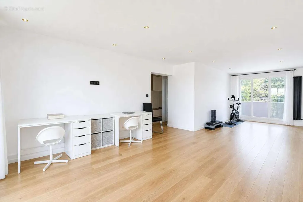 Toad - Bright 4-Bed Flat with Parking in Montmorency