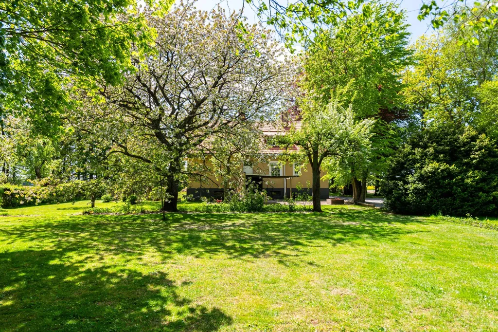 Jardin - Charming Villa with Park-like Garden in Härslöv