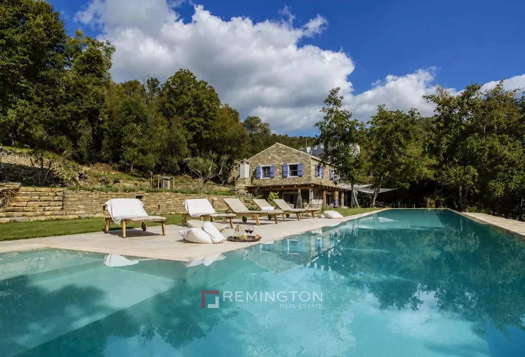Bassein - Villa with Extensive Building Land in Central Istria