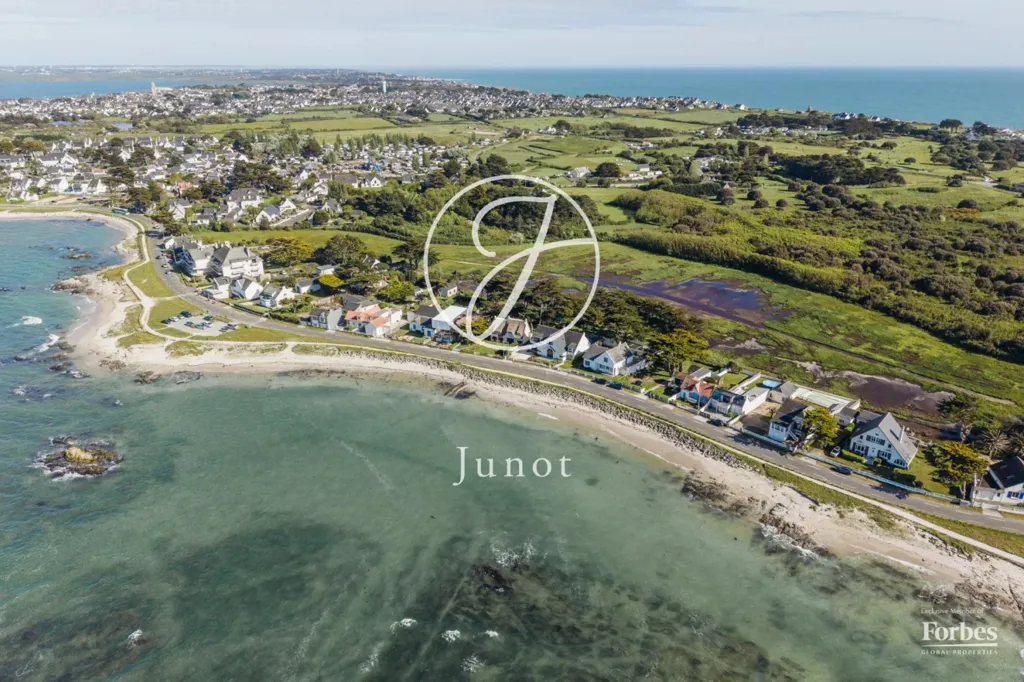 Vue aérienne - Villa Rénovée Face à la Mer avec Piscine au Croisic