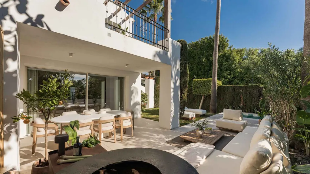 Terrasse - Corner Semi-Detached Villa with Pool in Marbella