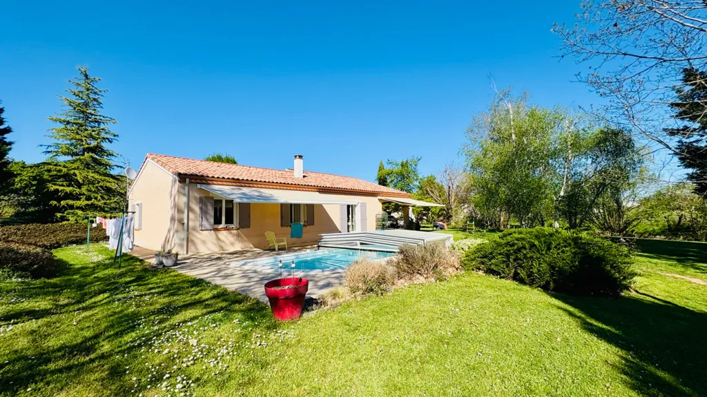 Aed - Ground Floor House with Pool in Suburban Area