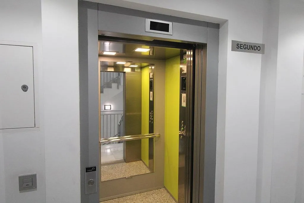 Esik - Modern Flat with Lift in Carolinas Bajas