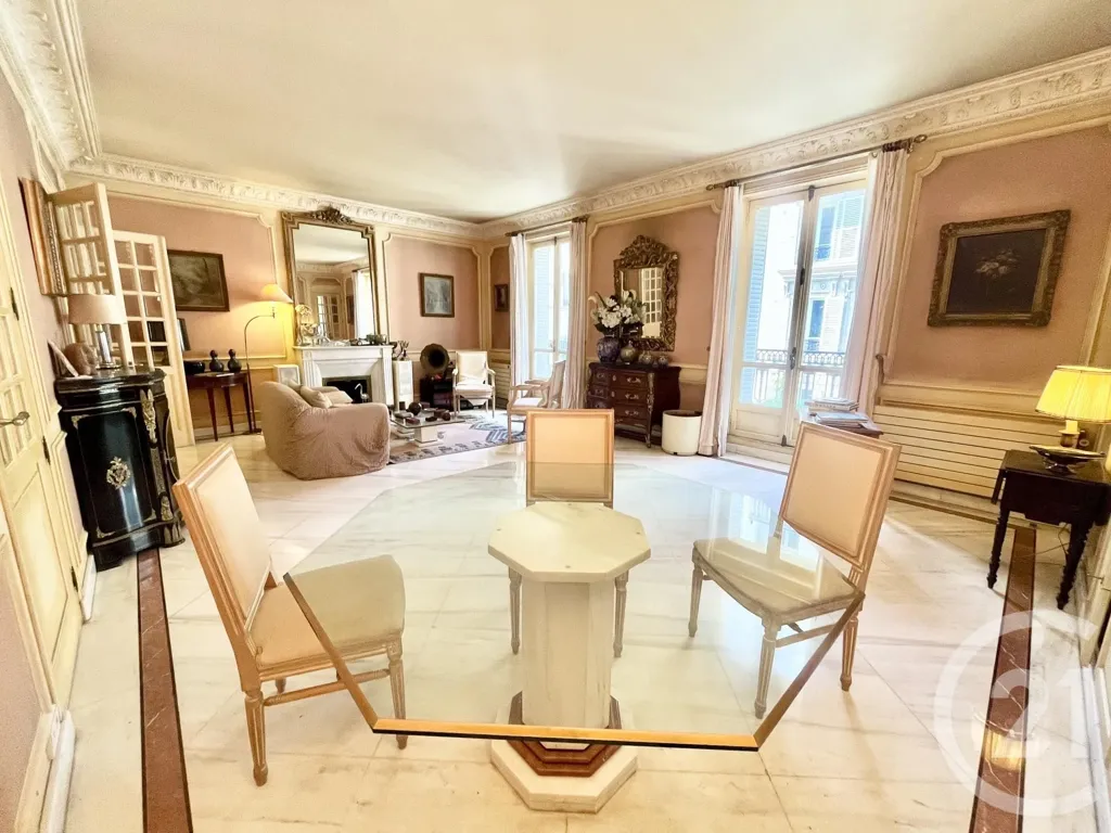 Söögituba - 4-Piece Parisian Flat with Balcony in Auteuil