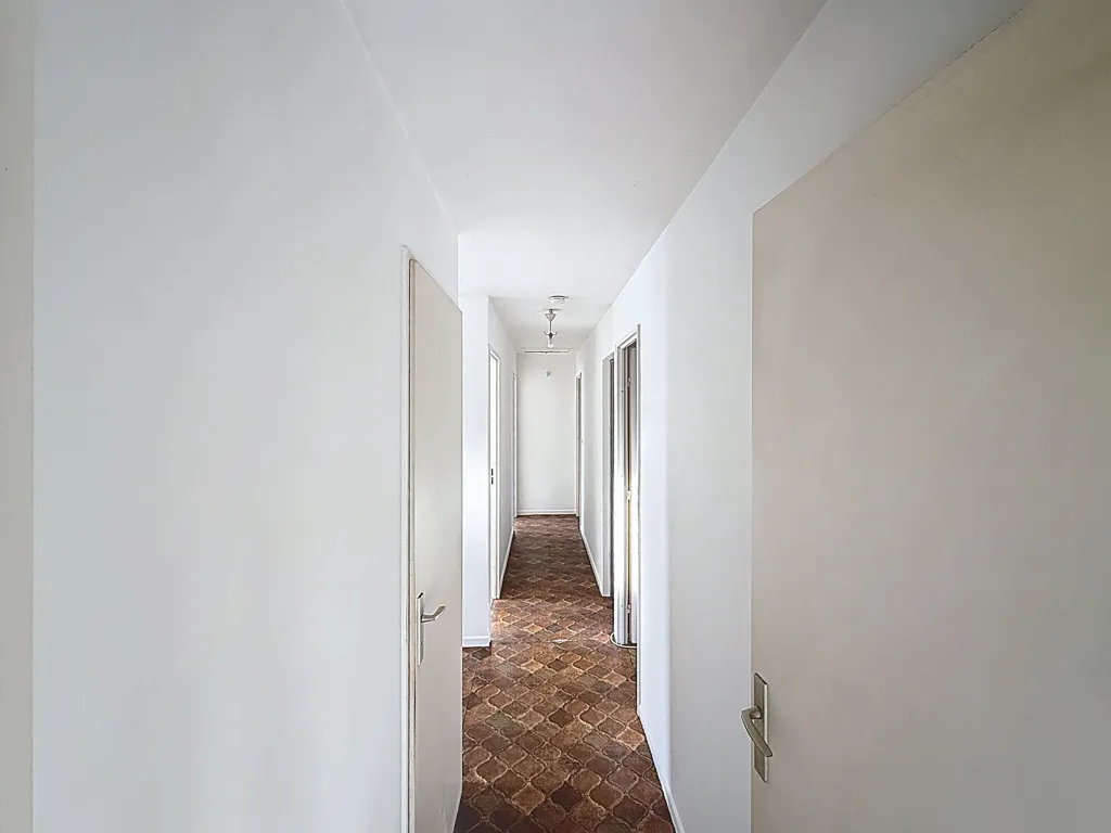 Esik - Semi-Subterranean House with Garden in La Rochefoucauld