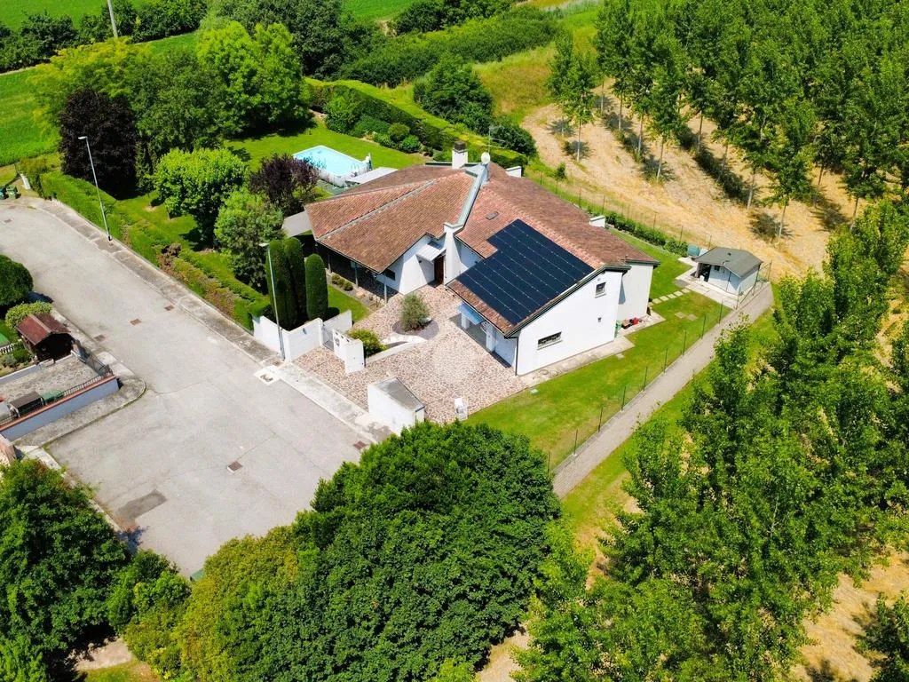 Õhuvaade - Villa with Private Park in Borgoforte