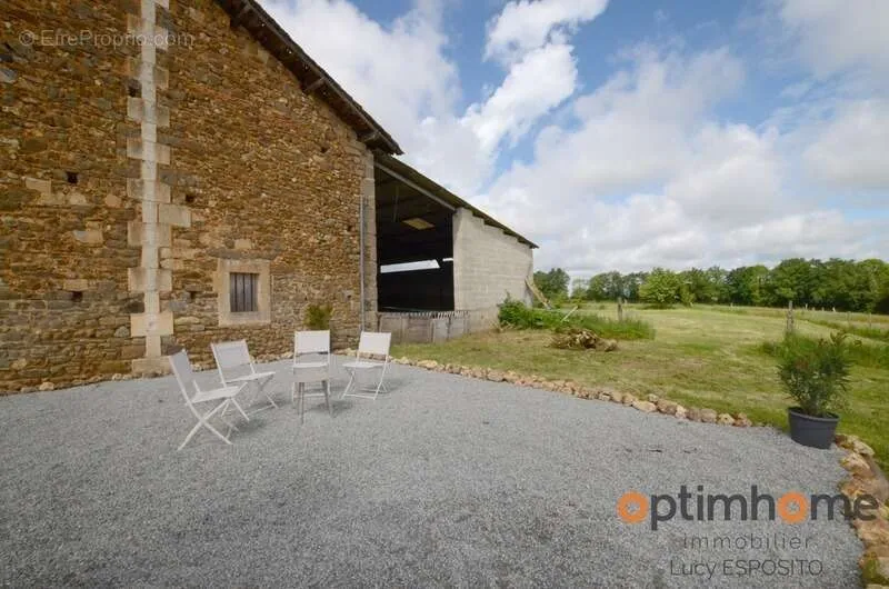 Terrasse - Ferme Rénovée avec Grand Jardin à Cherves-Châtelars