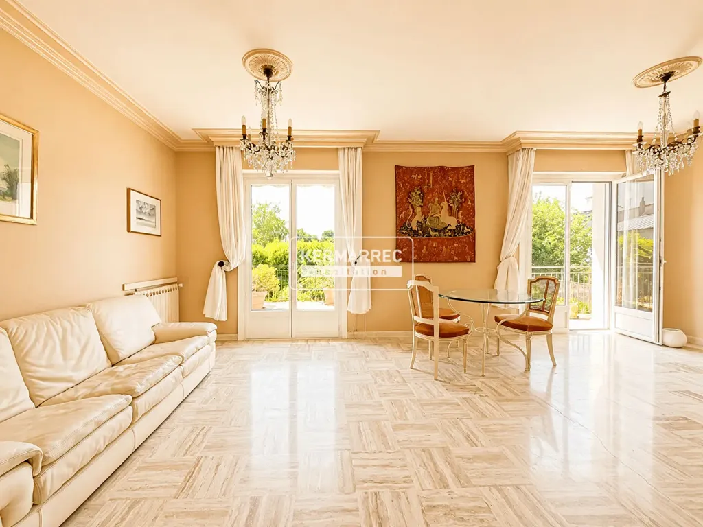 Elutuba - House with Professional Potential in Saint-Yves