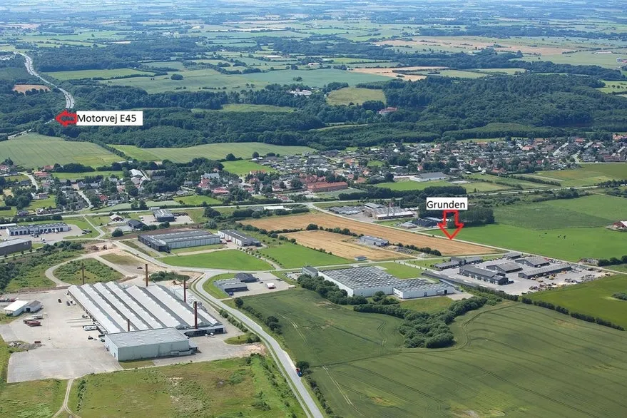 Vue aérienne - Commercial Plot Near Motorway in Business District